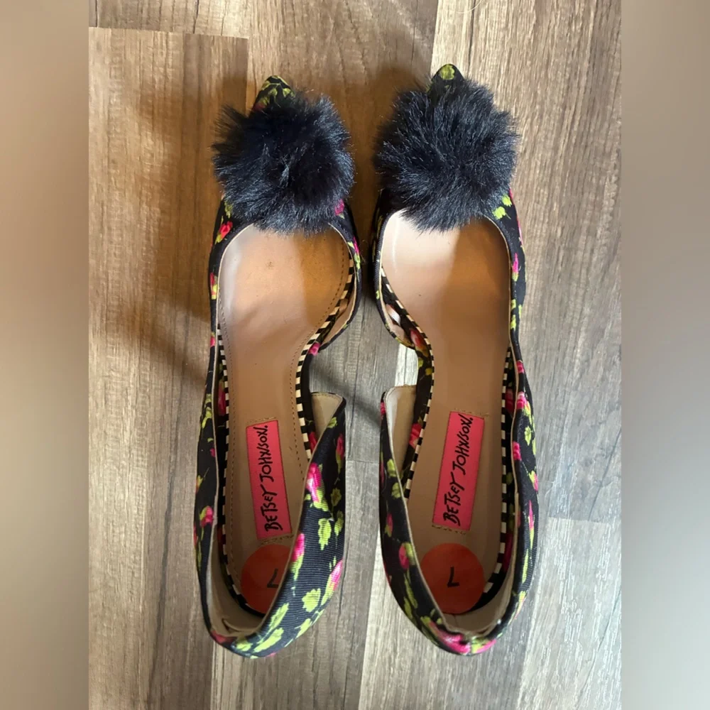 NWOT Betsey Johnson Harly Rose Motif Stilettos SZ 7